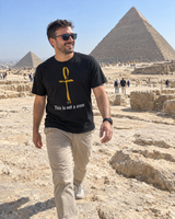 T-shirt Ankh nera indossata durante una camminata a Giza — ambientazione generata con AI