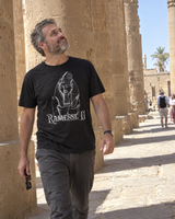 T-shirt Ramesse II nera indossata durante una visita a Luxor — ambientazione generata con AI
